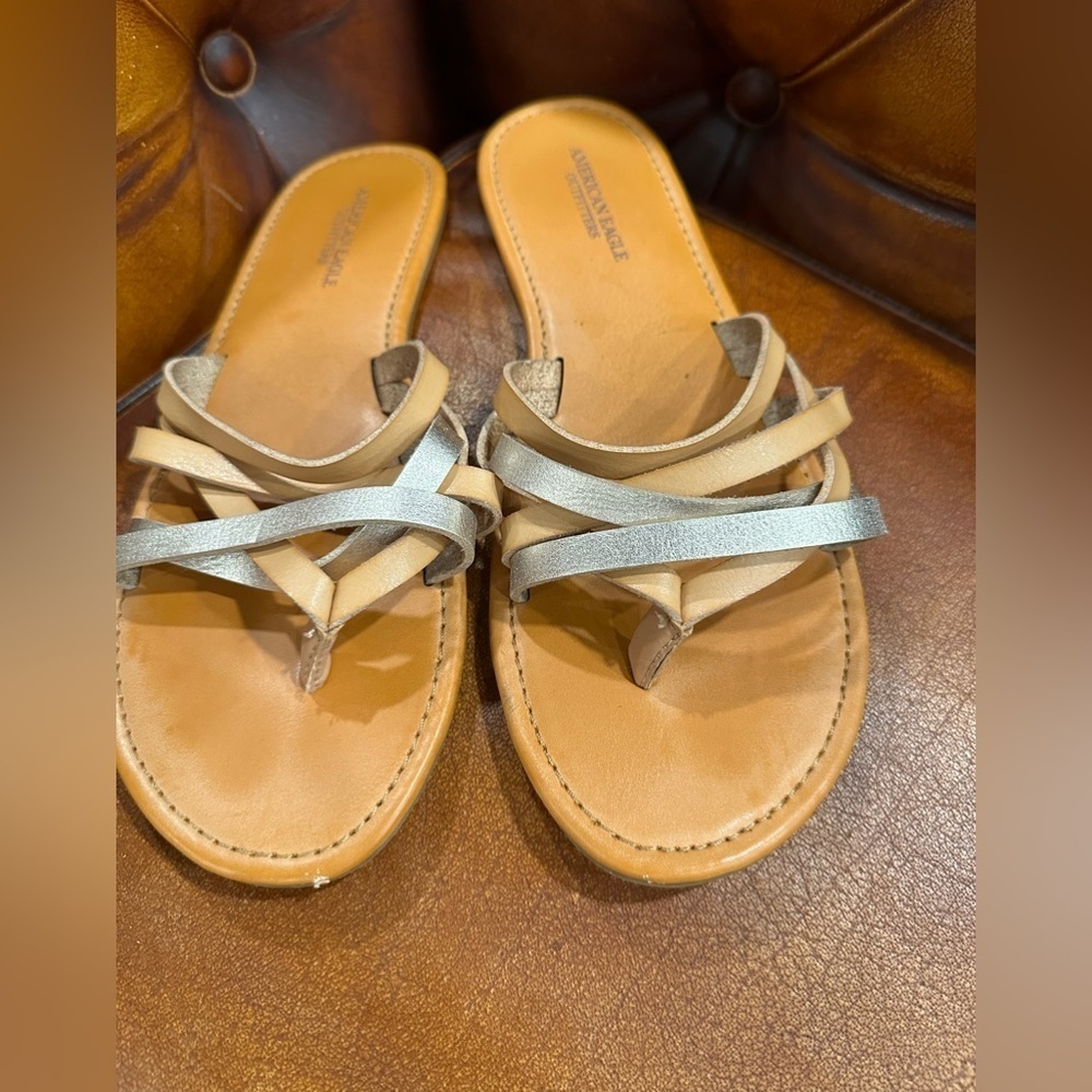 EUC AMERICAN EGLE  Womens Gold Champagne Tan Flip Flops Sandals Size 9